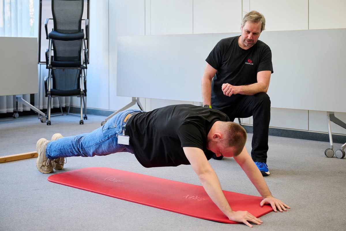 Bewegungstest im Rahmen eines betrieblichen Gesundheitstags