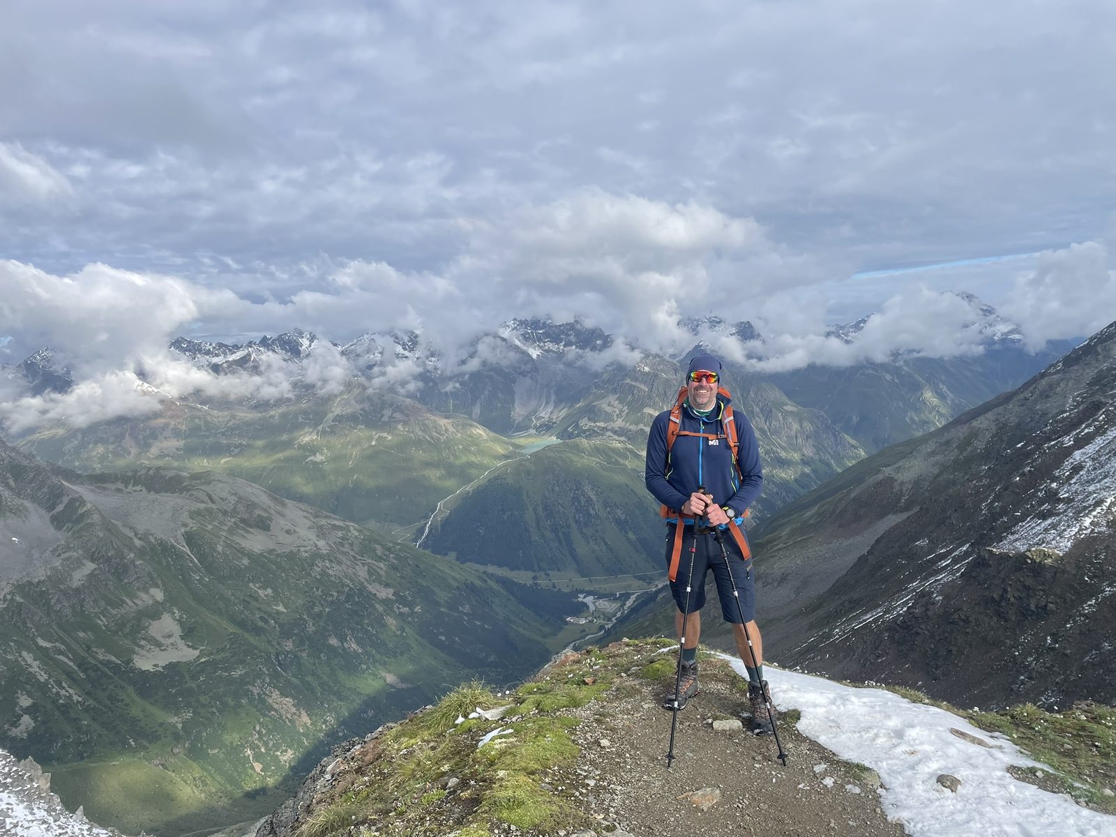 Gipfelblick bei der Alpenüberquerung von Oberstdorf nach Meran im Juli 2025