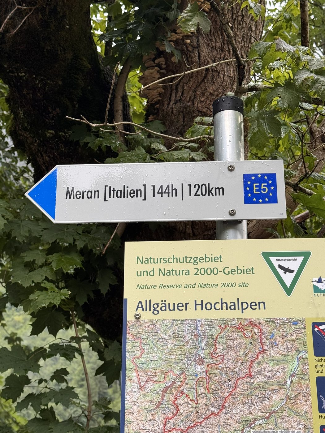 Wegweiser Richtung Meran auf der Alpenüberquerung im Allgäuer Hochalpengebiet